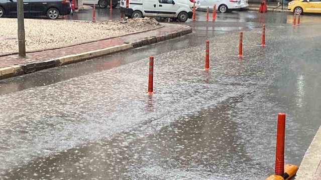 Elazığ'da sağanak yağış başladı, cadde ve sokaklarda su birikintileri oluştu