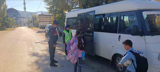 Bilecik Osmaneli'de okul servis araçları denetlendi, Kaymakam Yılmaz takip etti