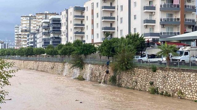 Mersin'de şiddetli yağış sabaha kadar sürdü, Erdemli'de bazı sokaklar suyla doldu