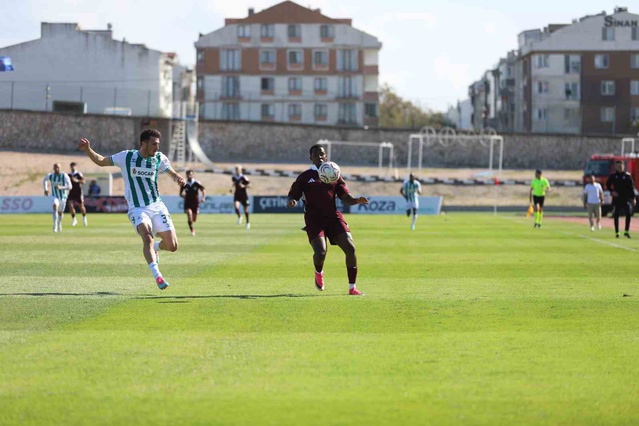 Bandırmaspor, sahasında Iğdır FK'ya 2-1 yenildi; Iğdır kırmızı karta rağmen kazandı