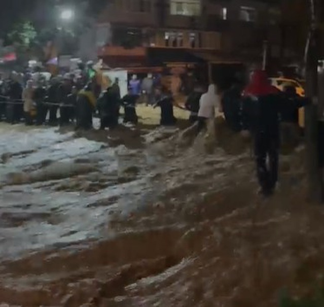 İstanbul Sarıyer Ayazağa'da sağanakta mahsur kalanlar halatla kurtarıldı