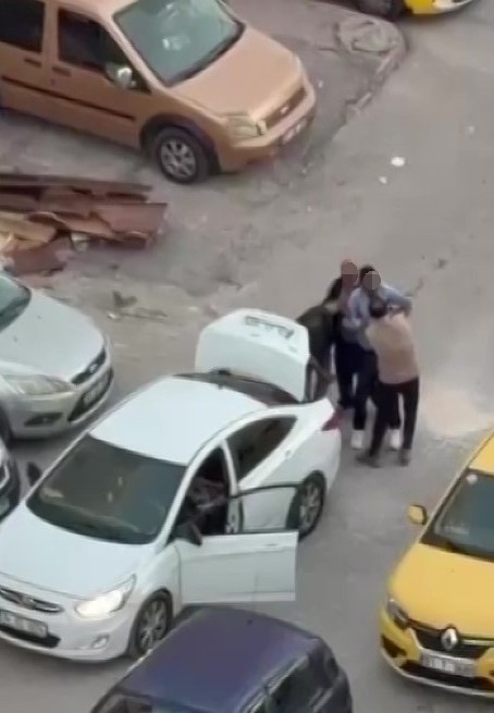 Otomobilin bagajına zorla bindirip kaçırdılar. Babası, kardeşi ve kuzeni çıktı