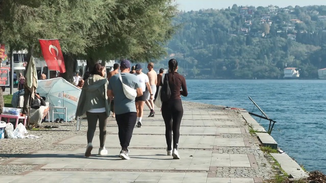 İstanbul'da Aşiyan Sahili'nde sıcak havayı fırsat bilenler Boğaz'da denize girdiler