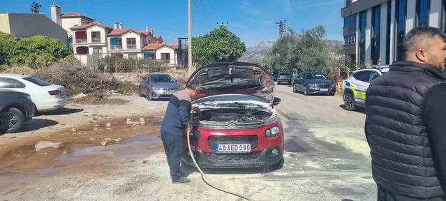 Muğla Menteşe'de seyir halindeki otomobilde çıkan yangın vatandaşlarca söndürüldü