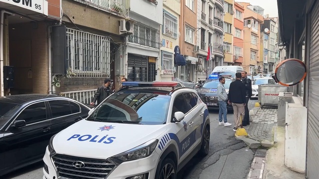 Şişli'de feci ölüm: Balkondan komşu çatıya geçen genç kadın, tente üzerinde boşluğa düştü