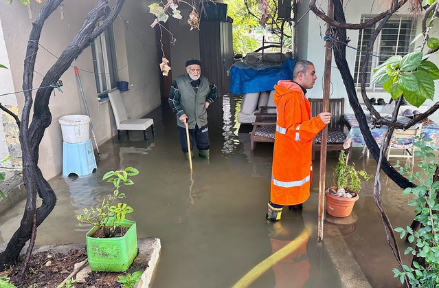 Turuncu kodlu uyarı verilen Mersin Erdemli'de sağanak ev ve iş yerlerini su bastı