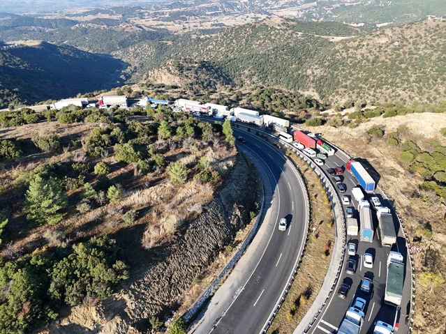 Uşak-İzmir yolunda domates yüklü tır devrildi, 53 yaşındaki sürücü yaşamını yitirdi