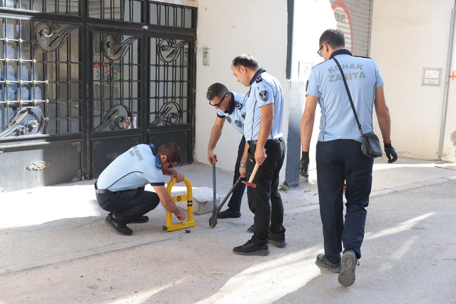 Konak Belediyesi Eşrefpaşa'da kaldırım işgaline müdahale etti, işletmelere ceza verdi