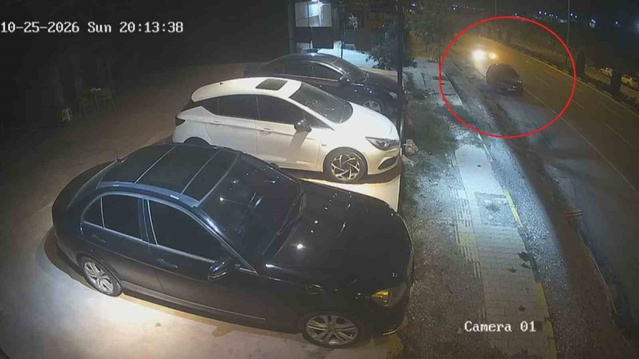 Hatay Antakya'da park halindeki araca çarpan otomobilin sürücüsü yaralandı