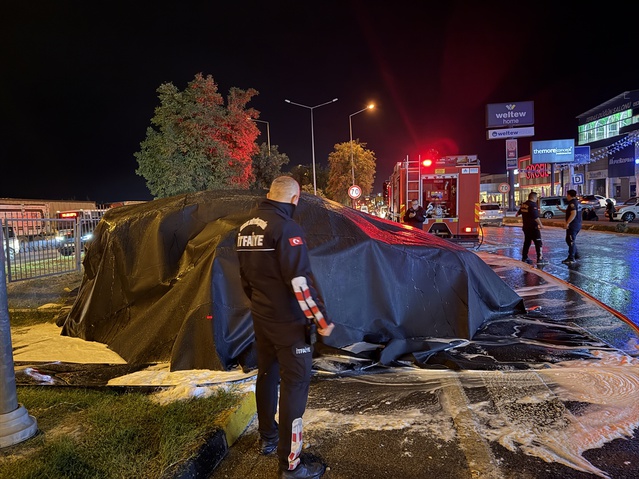 Aydın Efeler'de alev alan elektrikli otomobil 2 saatte söndürüldü, 1 kişi yaralandı