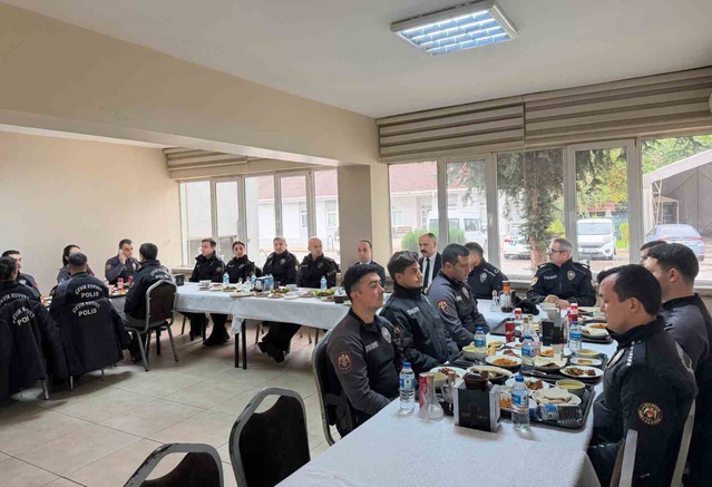 Eskişehir İl Emniyet Müdürü Tolga Yılmaz, çevik kuvvet personeliyle bir araya geldi
