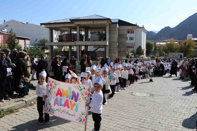 Erzurum Oltu'da 4-6 yaş Kur'an kursu öğrencileri için Amin Alayı düzenlendi