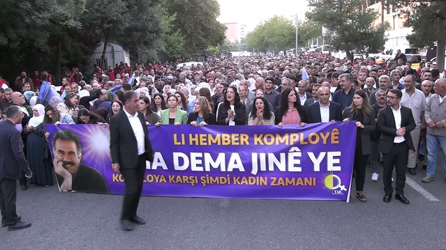 DEM Parti öncülüğünde Diyarbakır'da Öcalan için özgürlük talebiyle yürüyüş düzenlendi