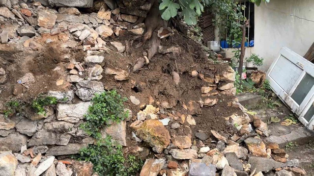 Bursa Yıldırım'da 2 gündür yağan yağmur sonrası toprak kaydı, taşlar yolu kapattı