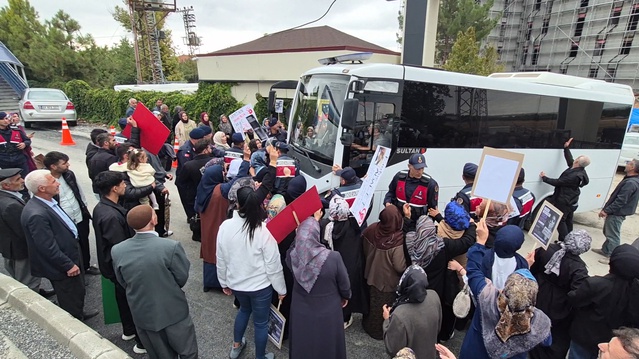 Emine Kolay'ın ölümünde ikinci duruşma: Eş tutuklu kaldı, yakınları adliye önünde jandarmayla karşı karşıya geldi