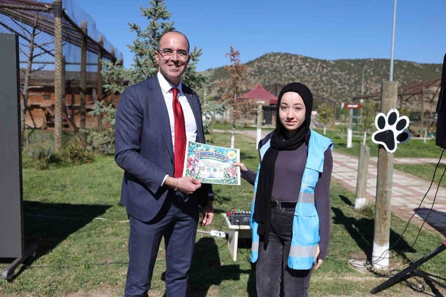 Kütahya'da sahipsiz hayvan etkinliğinde öğrencilere Hayvan Dostu Belgesi verildi