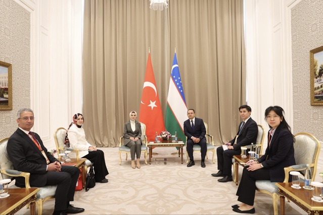 Bakan Göktaş Semerkant'ta çocukları dijital etkilerden koruma yollarını görüştü