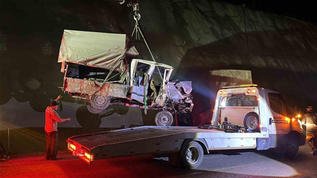 Kastamonu'da Ilgaz Dağı geçidinde iki kamyonet çarpıştı, 9 kişi yaralandı