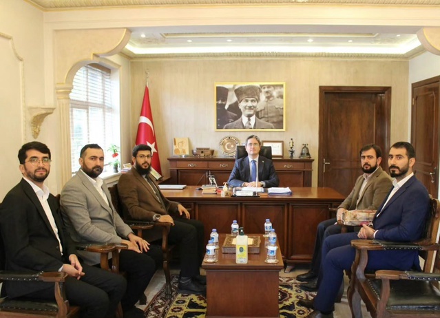 Kemaliye'de İlçe Müftüsü Çolak, Kaymakam Arıkan'a Eğin kapı tokmağı takdim etti