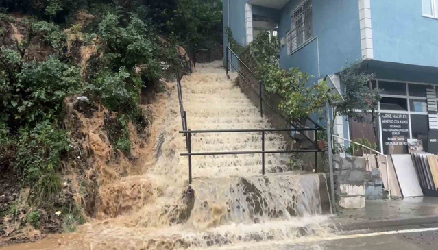 İstanbul Beykoz'da sağanak yolları göle çevirdi, araçlar suda güçlükle ilerledi