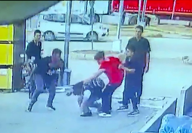 Adana'da 2 çocuk, bir çocuğu dövdü ve yerde sürükledi; anlar güvenlik kamerasında