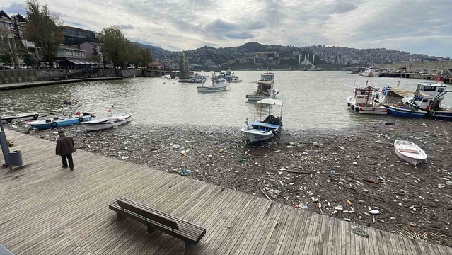 Zonguldak Limanı'nda tonlarca atık birikti, balıkçı tekneleri çöple çevrelendi