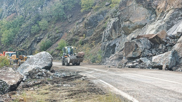 Artvin Şavşat'ta heyelanla kapanan köy yolunu Karayolları açmaya çalışıyor