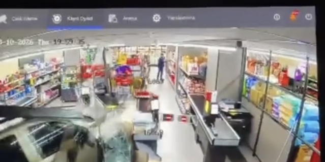 Bartın Ulus'ta markete giren otomobilin 81 yaşındaki sürücüsü yara almadı