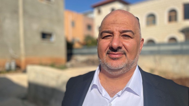 Nasıra'da öğrenciler sürücüleri Arap partilerine oy vermeye broşürle çağırıyor