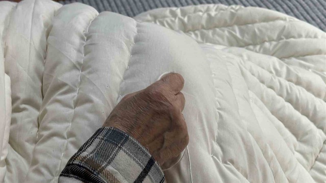 Sapanca'da 93 yaşındaki Selahattin Dayal, yorgancılığı 70 yıldır sürdürüyor