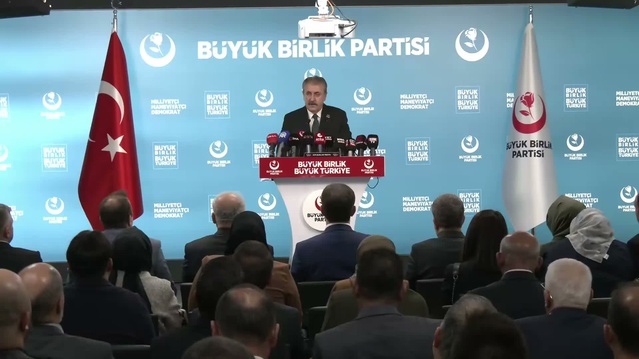 Mustafa Destici: "Kutsal değerler, siyasi ve askerî tercihlere yönelik eleştirileri susturmak için kullanılmamalıdır"
