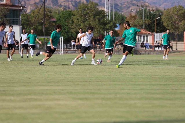 Hazırlık maçında Nazilli Şehir Spor ile İncirliova Belediyespor 1-1 berabere kaldı