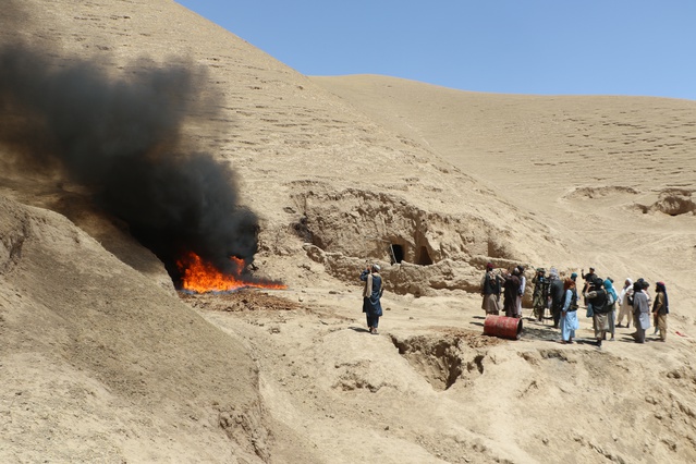 Afganistan polisi Ferah'ta yaklaşık 1 ton uyuşturucuyu halka açık imha etti