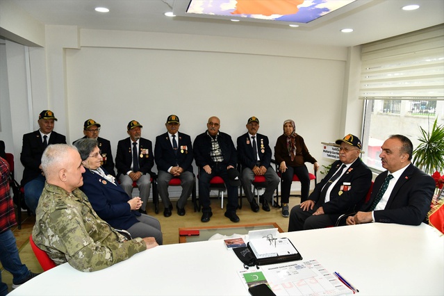 Tekirdağ Valisi Soytürk ve Tümgeneral Ala, Muharip Gaziler Derneğini ziyaret etti