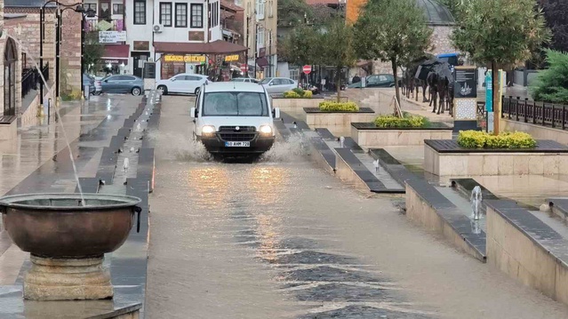 Tokat'ta sağanak yolları göle çevirdi, hazırlıksız yakalananlar zor anlar yaşadı