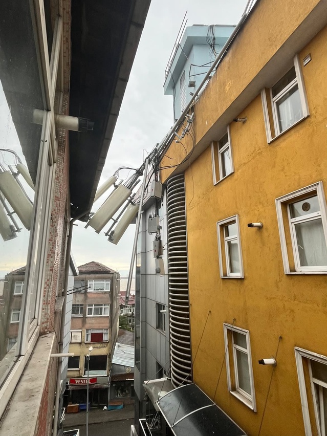 Zonguldak Ereğli'de apartman çatısındaki baz istasyonu rüzgar nedeniyle yıkıldı