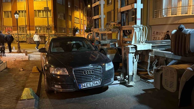 Eskişehir Tepebaşı'nda ekipler hatalı park edilen aracı çekti, sürücüye ceza kesti