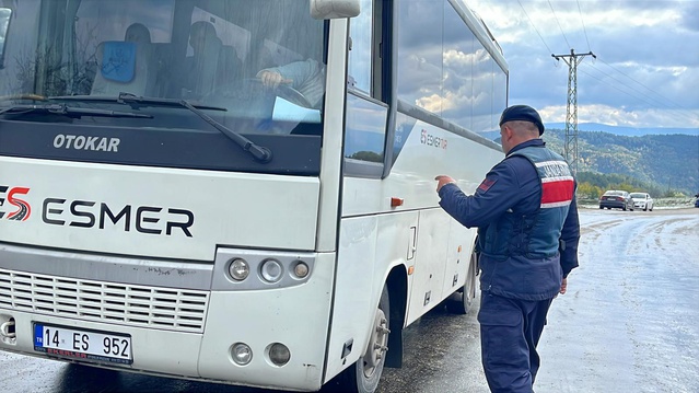 Bolu'da Yedigöller yolu 3 saatlik çalışmayla açıldı, kış lastiği olmayan geçemiyor