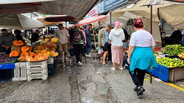 Alanya Mahmutlar'da sağanak, Cumartesi Pazarı'nı su altında bıraktı, rögarlar tıkandı