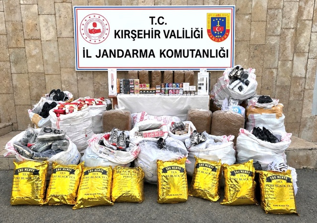 Kırşehir'de jandarmanın durdurduğu minibüste 11 bin 464 gümrük kaçağı ürün bulundu