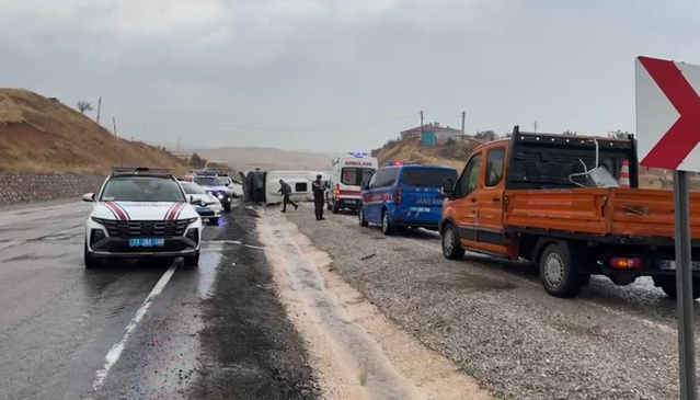 Kırıkkale'de işçi servisi yağışta devrildi, 14 kişi yaralandı