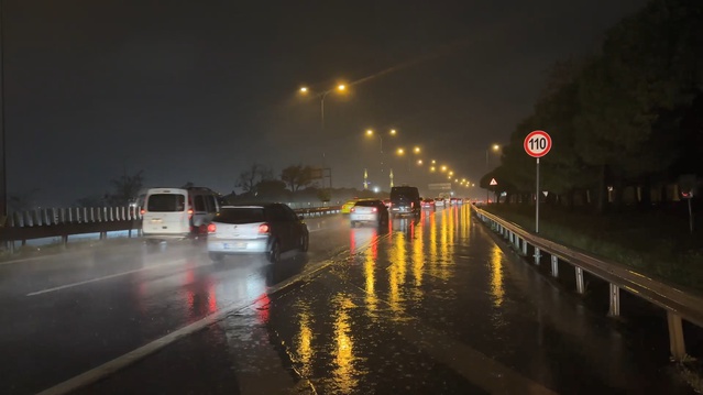 İstanbul'da etkili olan sağanak Maltepe ve Bayrampaşa'da su birikintileri oluşturdu