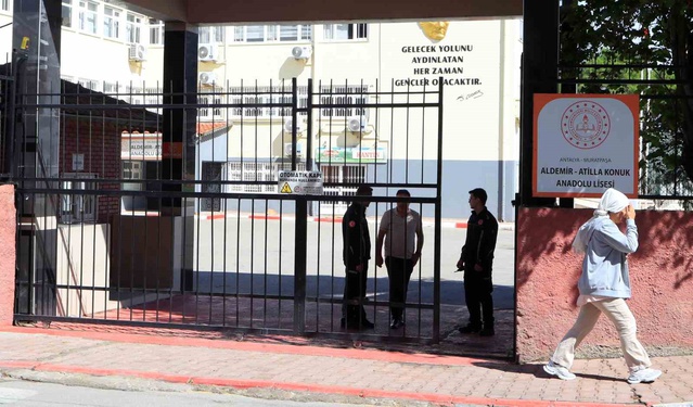 Antalya Muratpaşa'da KPSS sınavındaki okulda kilitli kalan vatandaşı itfaiye kurtardı