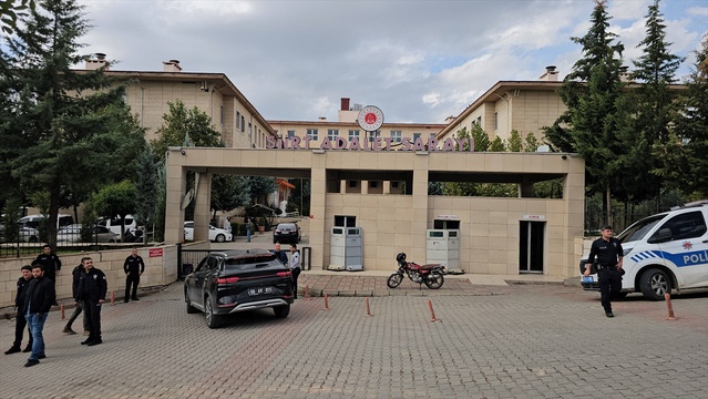 Siirt Baykan'da 4 çocuk annesinin öldürülmesi davasında 3'ü tutuklu 5 sanık yargılanıyor
