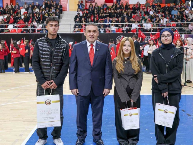 Bilecik'te kompozisyon yarışmasında ikinci olan Duru Yıldırım'a ödülünü Vali verdi