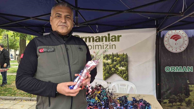 Eskişehir Orman Bölge Müdürlüğü Cumhuriyet Bayramı'nda bin 103 lavanta fidanı dağıttı