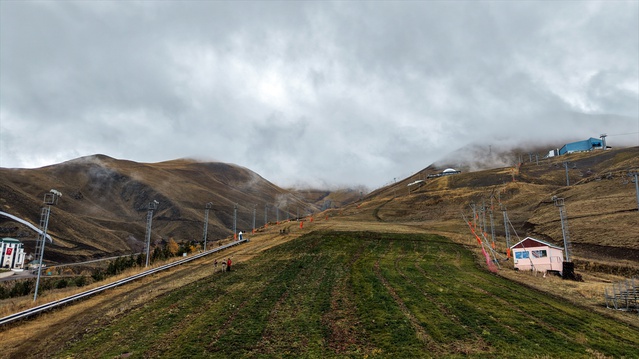 Erzurum Palandöken'de sabah yoğun sis etkili oldu, sıcaklık 8 derece ölçüldü