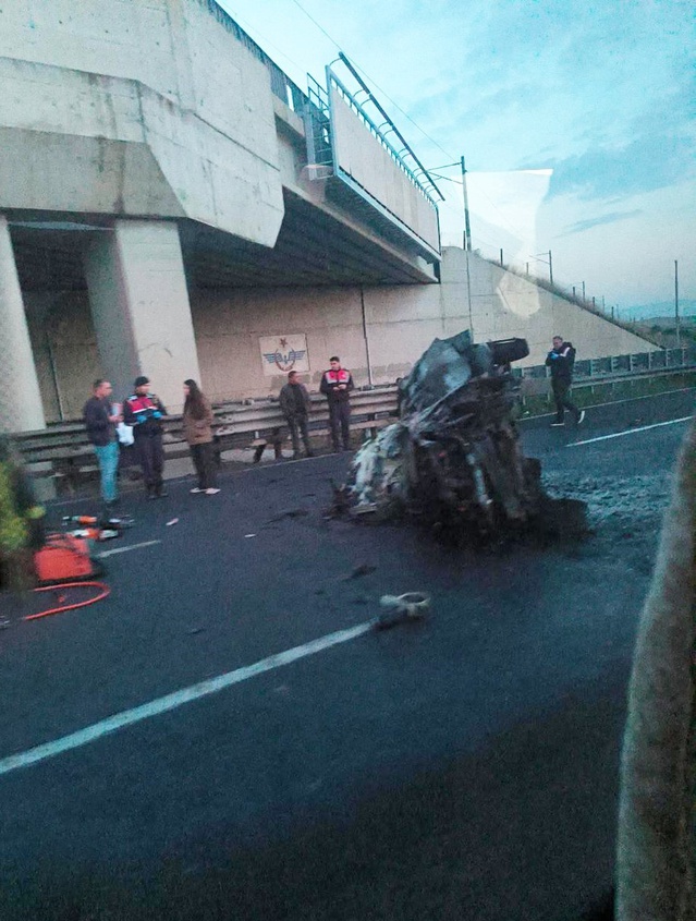 Ankara Polatlı'da refüje çarpıp takla atan otomobil yandı, araçtaki kişi yanarak öldü