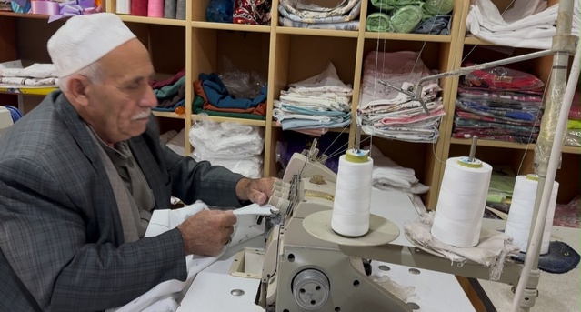 Patnos'ta 72 yaşındaki Ahmet Hacı, oğlunun dikiş işini 4 yıldır sürdürüyor
