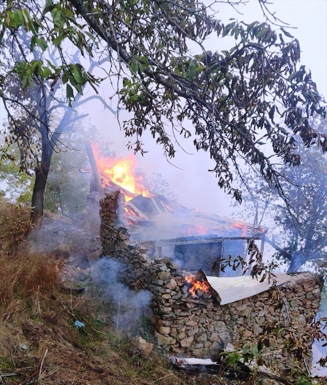 Artvin Yusufeli'de yıldırım düşen evde çıkan yangın iki eve sıçradı, itfaiye söndürdü